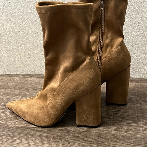 .
Suede pointed chunky heel boot with side zipper. - Picture 3 of 3